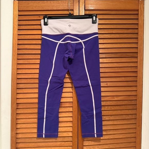 lululemon athletica Pants - Lululemon Women’s Purple and White Cropped Yoga Athletic Leggings Sz 4